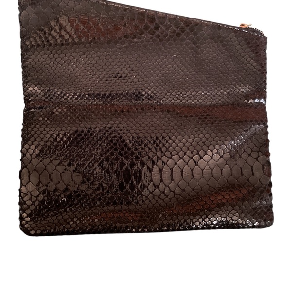 ASOS design asymmetrical snake clutch - Picture 6 of 7